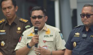 Kasatpol PP Jatim Andik Fadjar Tjahjono Tegaskan Dukungan Penuh dalam Pemberantasan Rokok Ilegal Kasatpol PP Jatim Andik Fadjar Tjahjono Tegaskan Dukungan Penuh dalam Pemberantasan Rokok Ilegal