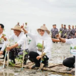 Gubernur Khofifah Bersama Kaka Slank “Nandur” Mangrove di Bangkalan, Kendarai Scooter Listrik Ajak Jaga Alam dan Lingkungan Sekitar Gubernur Khofifah Bersama Kaka Slank “Nandur” Mangrove di Bangkalan, Kendarai Scooter Listrik Ajak Jaga Alam dan Lingkungan Sekitar