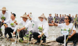 Gubernur Khofifah Bersama Kaka Slank “Nandur” Mangrove di Bangkalan, Kendarai Scooter Listrik Ajak Jaga Alam dan Lingkungan Sekitar