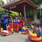 Membaca buku bersama