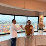 Foto berjabat tangan Ketua ALFI Jatim, Sebastian Wibisono (kiri) dengan Direktur Utama TPS, Wahyu Widodo di lantai 8 Gedung Administrasi TPS