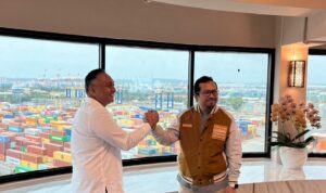 Foto berjabat tangan Ketua ALFI Jatim, Sebastian Wibisono (kiri) dengan Direktur Utama TPS, Wahyu Widodo di lantai 8 Gedung Administrasi TPS